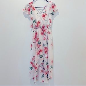 Francesca’s Jun & Ivy Francesca’s Flutter Sleeve V-Neck Floral Dress in XS